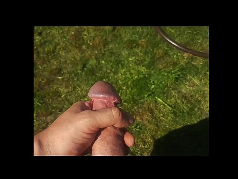 ❤️ Žhavá kočička si nechá ošukat růžovou kundičku a udělá se squirtem v letní zahradě. Ruské porno u cs.mailkassa.ru ﹏
